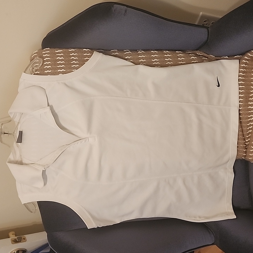 Woman’s Nike Proformance Shirt Size Large